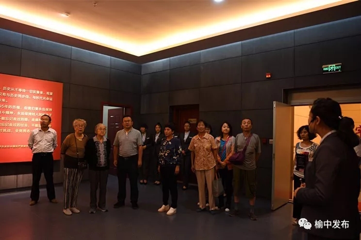 听讲解员讲述张一悟事迹